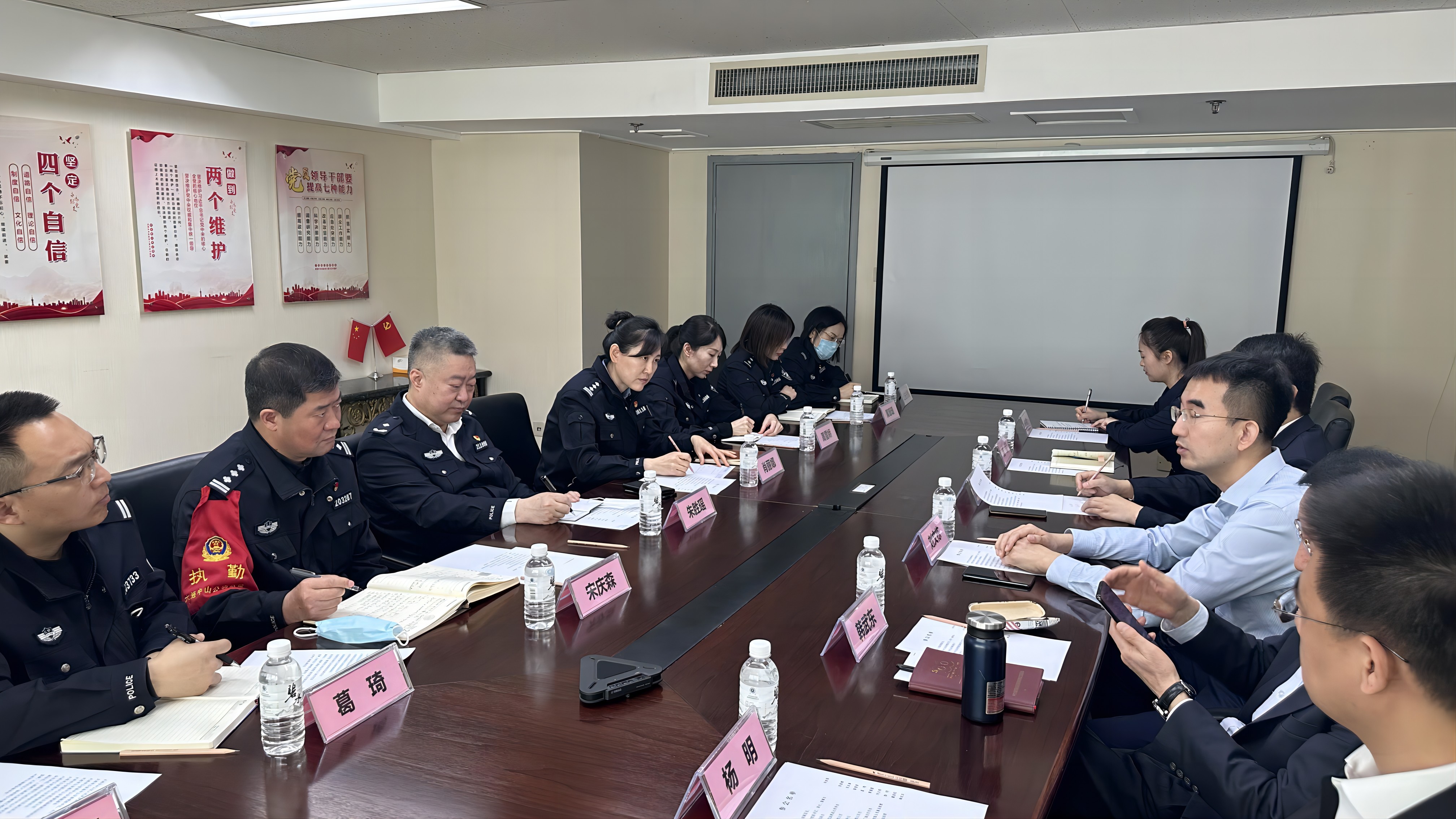 大连市公安局中山分局莅临大连市上海商会调研交流(图1) 网页用2(1).jpg