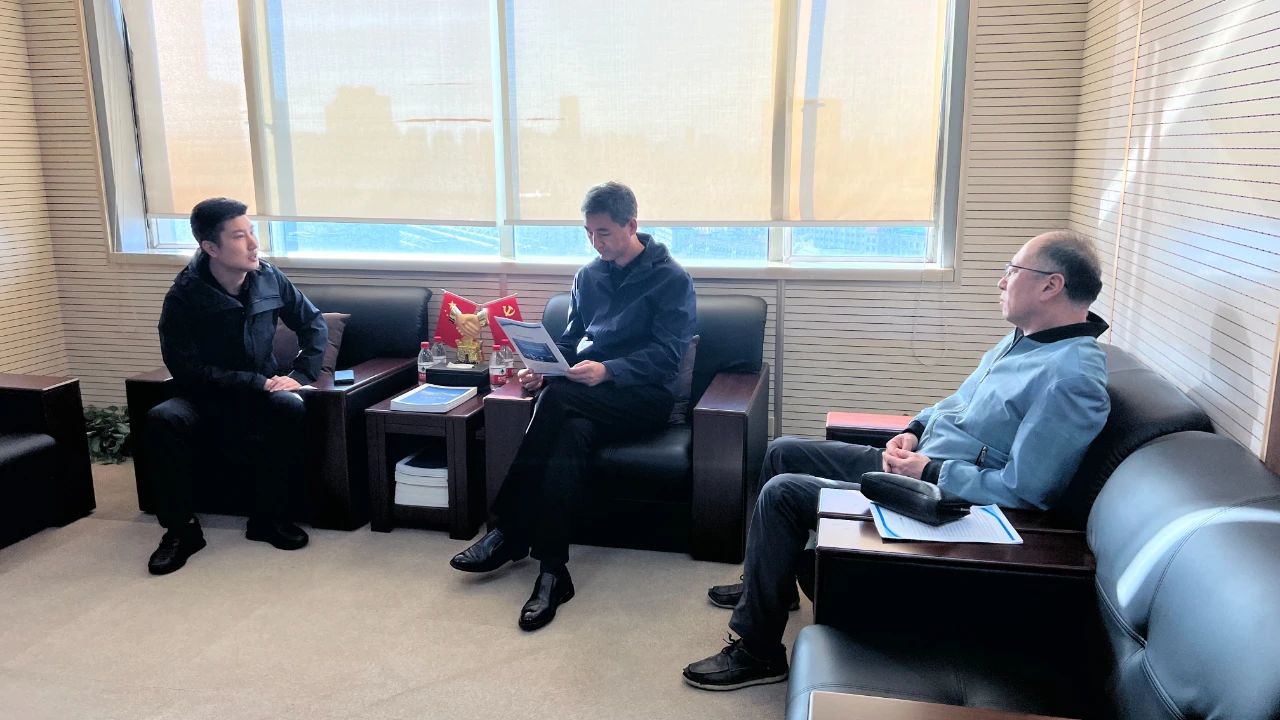 大连市政府经合办王剑飞一行赴上海商会走访调研(图1) cd76bad220dfe1959191f8a7b30c2f96.jpg