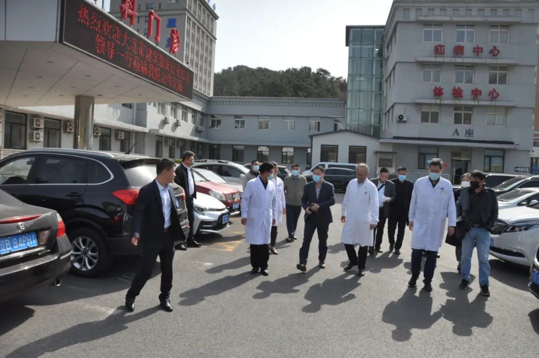 大连建筑装饰行业协会与大连港医院签署《定点医疗合作战略协议》(图1) 大连建筑装饰行业协会与大连港医院签署《定点医疗合作战略协议》(图1)