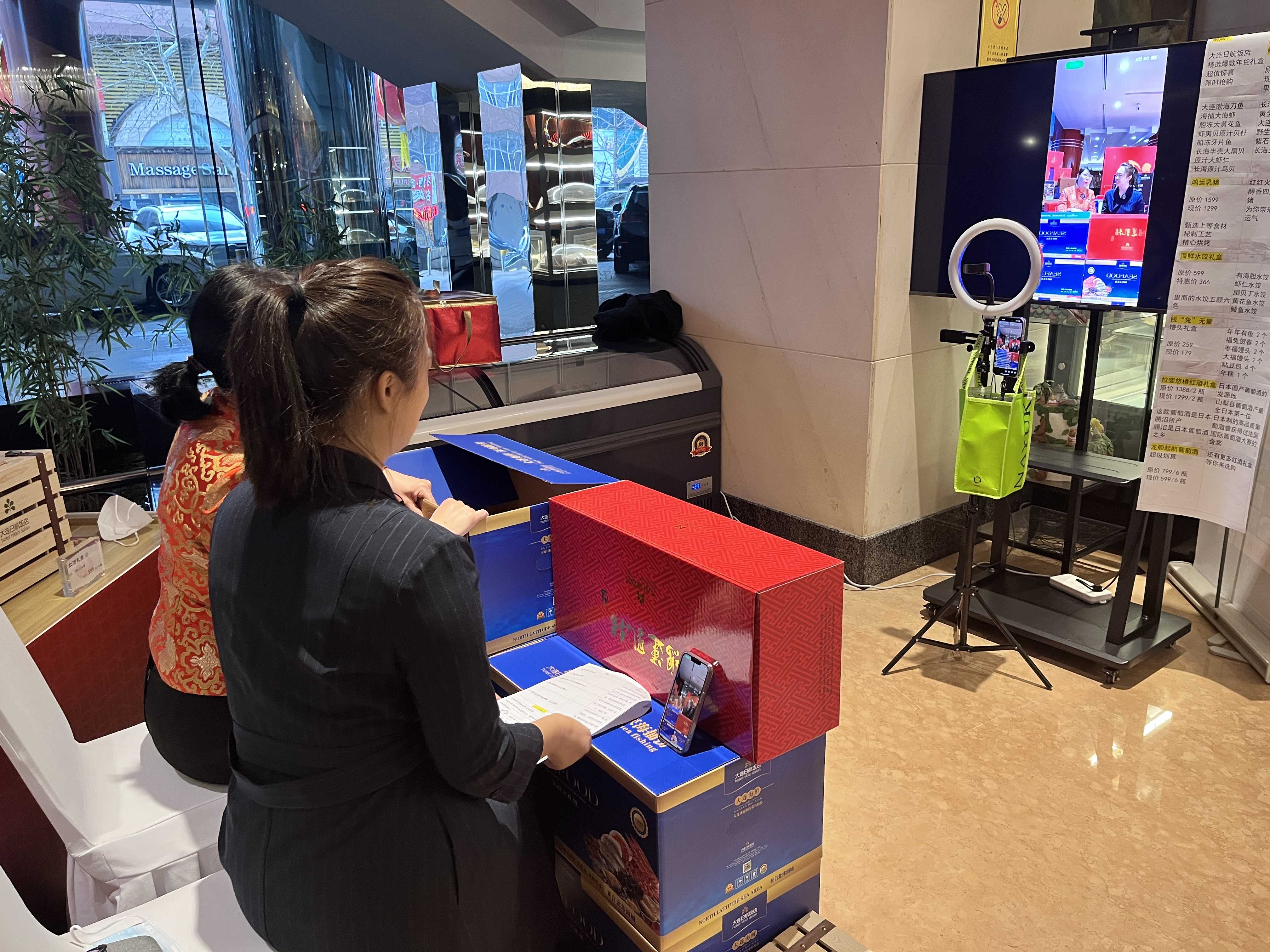 “烟火气”升腾 助企新春“开门红” 沪商与企业共发展 年货大集线上首播!(图2) “烟火气”升腾 助企新春“开门红” 沪商与企业共发展 年货大集线上首播!(图2)